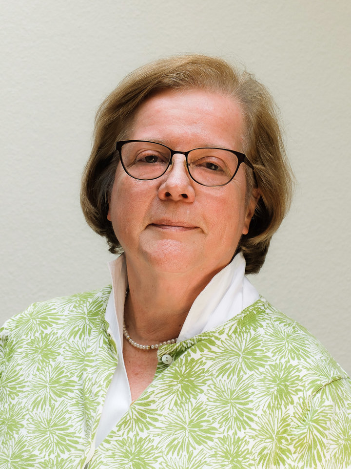 Geschäftsführerin Barbara Schrank, Rechtsanwältin, Dozentin für das Fach Jura Geschäftsführerin Barbara Schrank, Rechtsanwältin, Dozentin für das Fach Jura